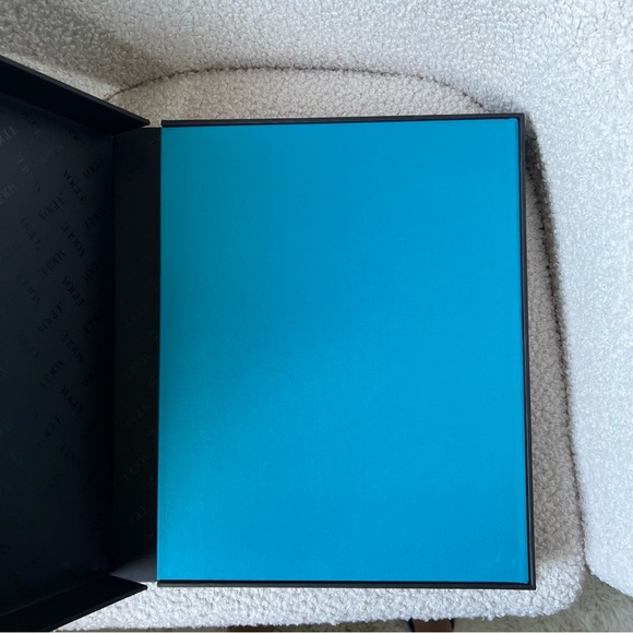 Vogue ‘The Gown’ coffee table book- limited edition! - Picture 9 of 11